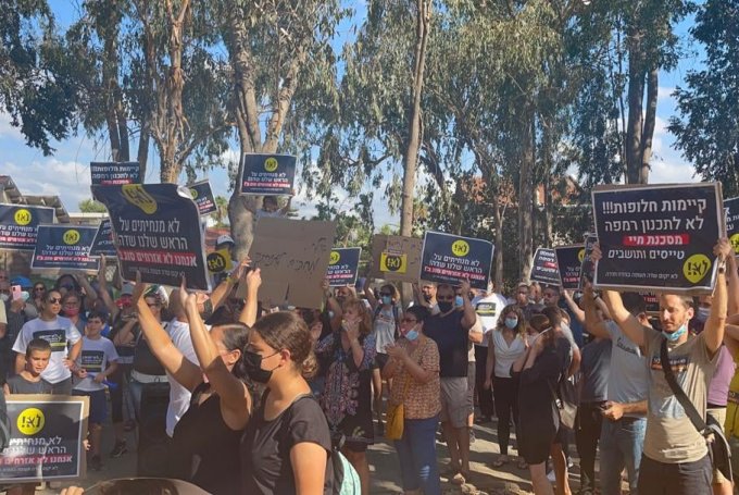 מאות הפגינו מול ביתה של שרת הפנים נגד התכנית להקמת שדה תעופה במזרח חדרה