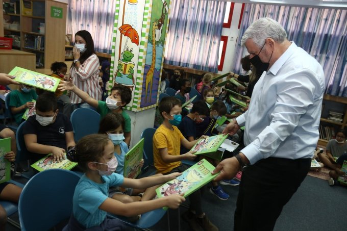 ראש העיר העניק לילדי כיתה ב' את הספר 'חדרה- עיר עם אנרגיה'